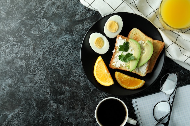 Concept de petit-déjeuner savoureux avec des œufs durs