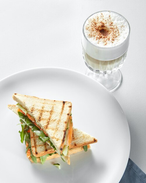 Concept de petit-déjeuner - tasse de café avec des toasts à la surface blanche