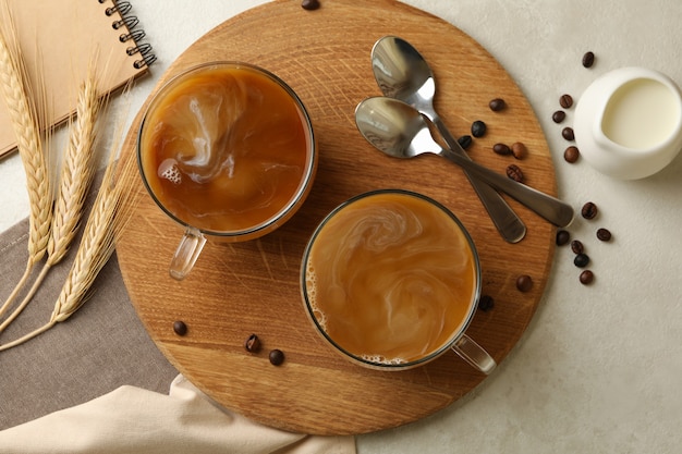 Concept de petit-déjeuner avec des tasses de café frais