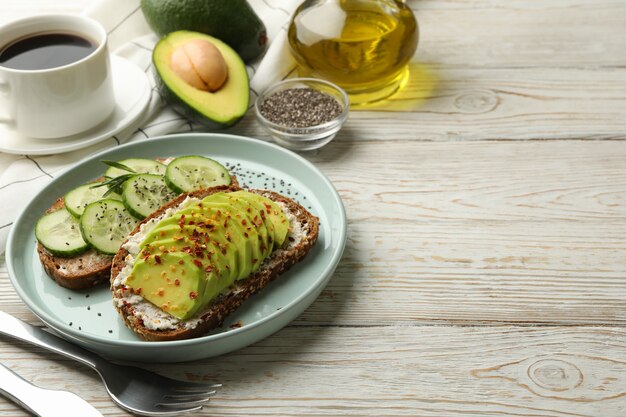 Concept de petit-déjeuner avec des toasts à l'avocat et au concombre