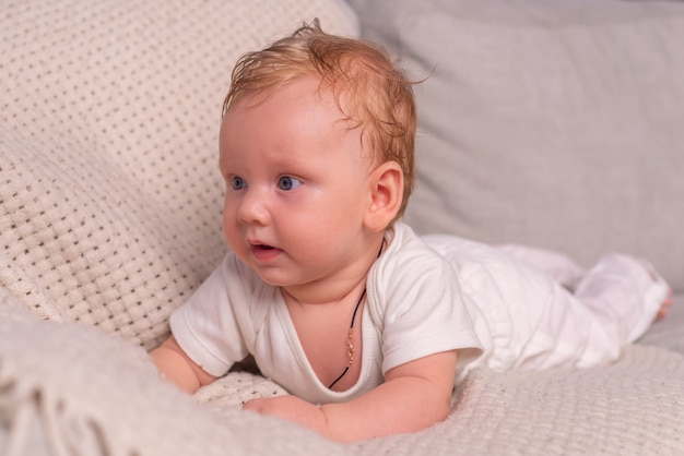 Concept de petite enfance et de personnes petit bébé rampant sur le sol à la maison