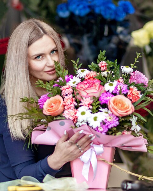 Concept de petite entreprise fleuriste femme