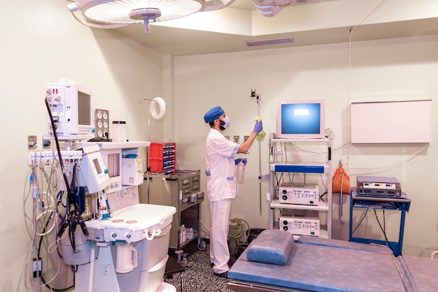 Concept photo d'un travailleur hospitalier faisant le nettoyage en salle d'opération