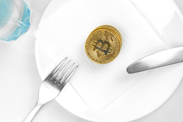 Concept de pièce d'or Bitcoin Cryptocurrency mixed media image Bitcoin servi sur une plaque blanche Photo d'arrière-plan en marbre