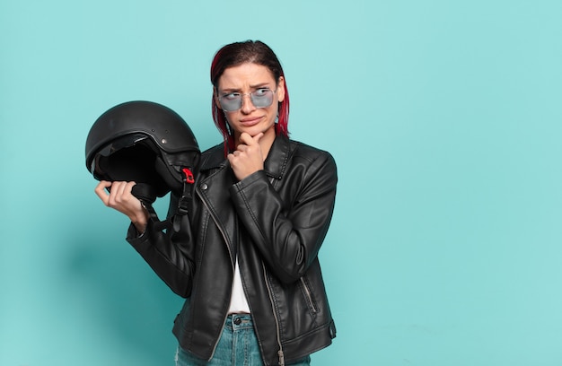 Concept de pilote de moto femme cool cheveux roux