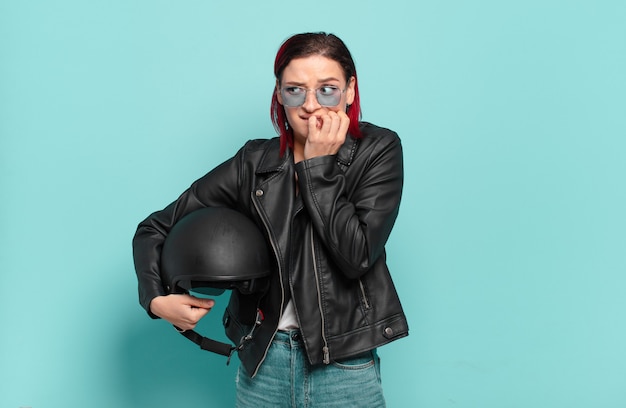 Concept de pilote de moto femme cool cheveux roux