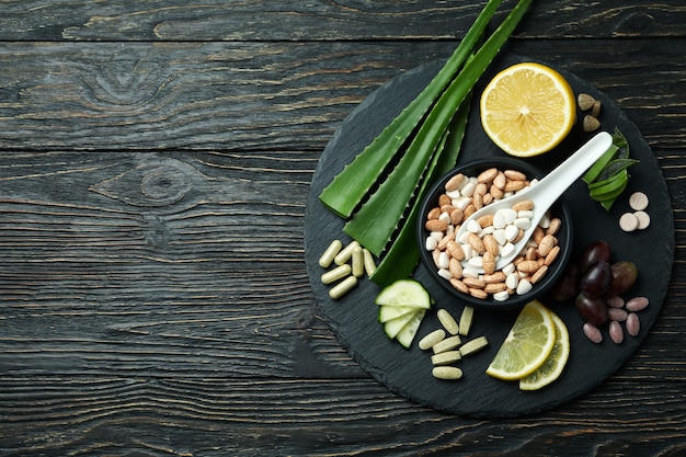 Concept de pilules d'herbes sur table en bois rustique