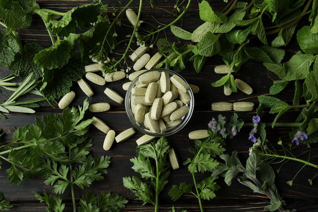 Concept de pilules de phytothérapie sur table en bois, vue du dessus