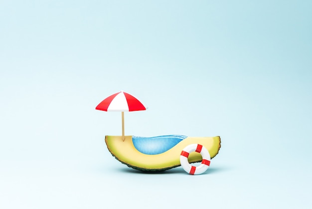 Concept de piscine tropicale avec parasol et anneau de natation