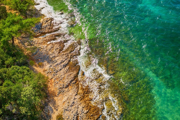 Concept de plage minimal créatif Mise en page des vacances d'été avec de l'eau bleue et du sable sur fond clair Mise à plat