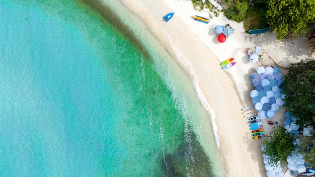 Photo concept de plage naturelle vacances d'été nature de la plage d'été tropicale parapluie à bord d'un bateau et d'un bateau sur la plage de sable et le tourisme heureux de jouer sur le sable