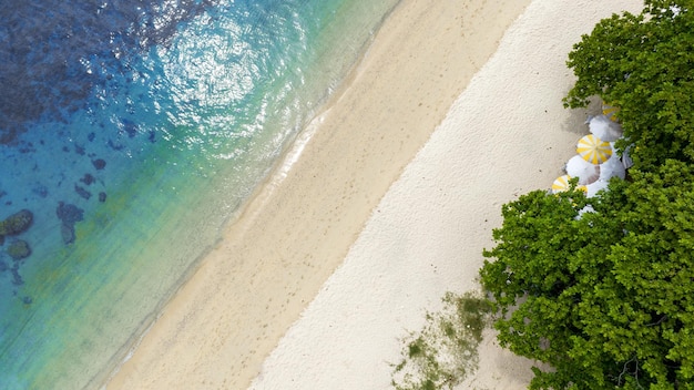 Concept de plage naturelle vacances d'été Nature de la plage d'été tropicale Parapluie à bord d'un bateau et d'un bateau sur la plage de sable et le tourisme Heureux de jouer sur le sable