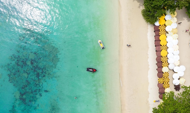 Photo concept de plage naturelle vacances d'été nature de la plage d'été tropicale parapluie à bord d'un bateau et d'un bateau sur la plage de sable et le tourisme heureux de jouer sur le sable