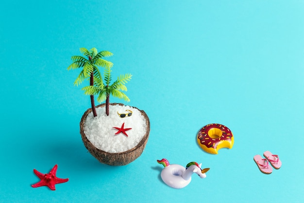 Concept de plage tropicale faite de noix de coco et palmier sur fond bleu