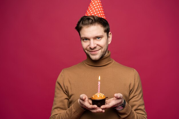 concept de plaisir et de bonheur. Guy de joyeux anniversaire détendu à la joyeuse