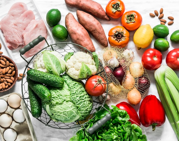 Concept de planification de menu à la maison fruits frais légumes oeufs noix viande