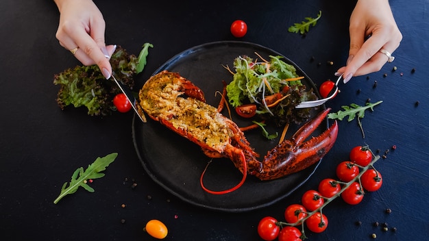 Concept de plat de homard farci au restaurant de dégustation. mode de vie de la haute société. nourriture délicieuse et chère. nutrition adéquat.