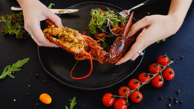 Concept de plat de homard farci au restaurant de dégustation. mode de vie de la haute société. nourriture délicieuse et chère. nutrition adéquat.