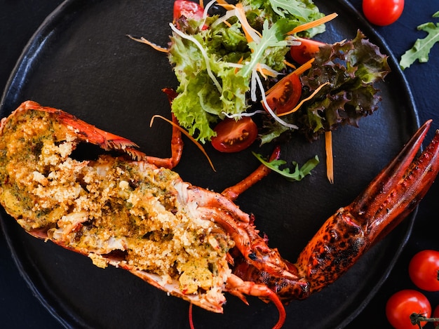 Concept de plat de restaurant de homard farci prêt à l'emploi. nutrition adéquat. mode de vie de la haute société.