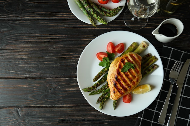 Concept de plats délicieux avec de la viande de poulet grillée sur table en bois