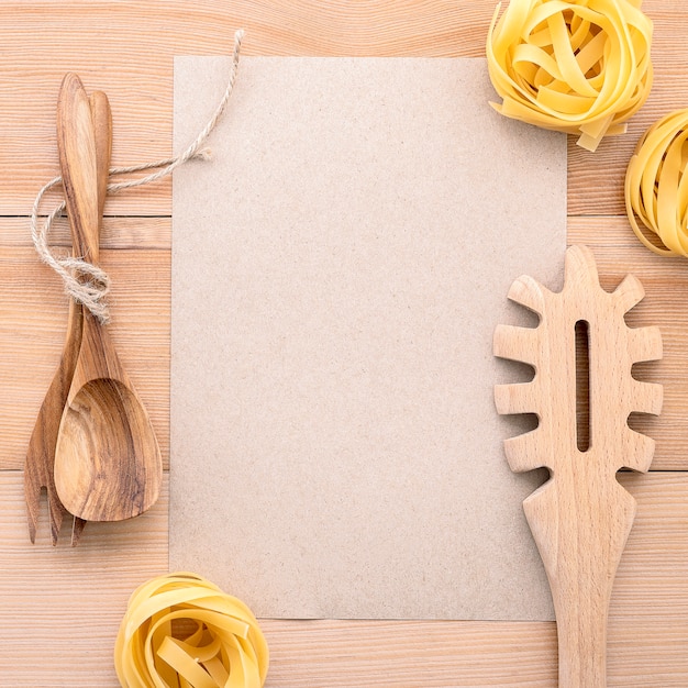 Concept de plats italiens et papier vierge de menu et poche de pâtes sur bois.