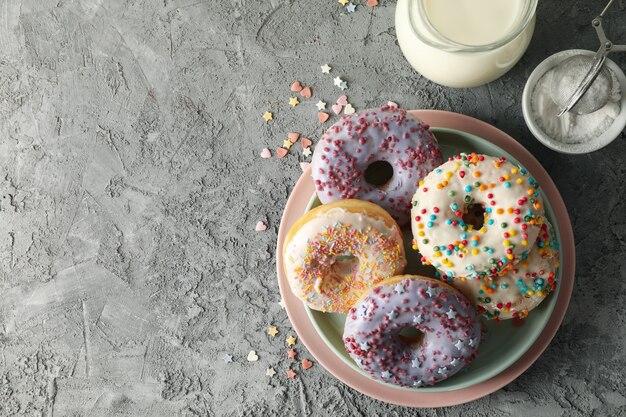 Concept de plats savoureux avec des beignets et du lait sur fond gris