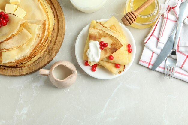 Concept de plats savoureux avec des crêpes sur fond clair