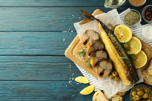 Concept de plats savoureux avec du maquereau fumé sur table en bois