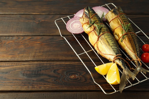 Concept de plats savoureux avec du maquereau fumé sur table en bois