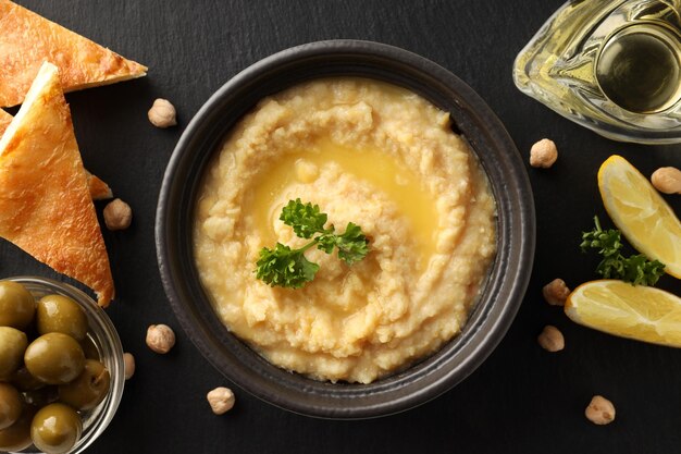 Concept de plats savoureux avec houmous, vue de dessus