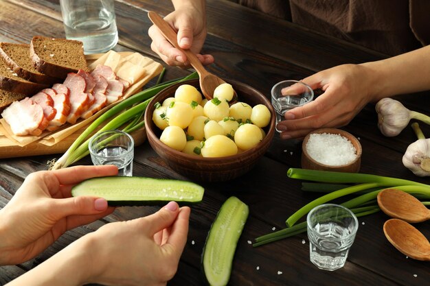 Concept de plats savoureux avec de jeunes pommes de terre bouillies