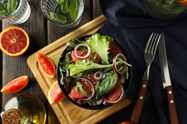 Concept de plats savoureux avec salade à l'orange rouge