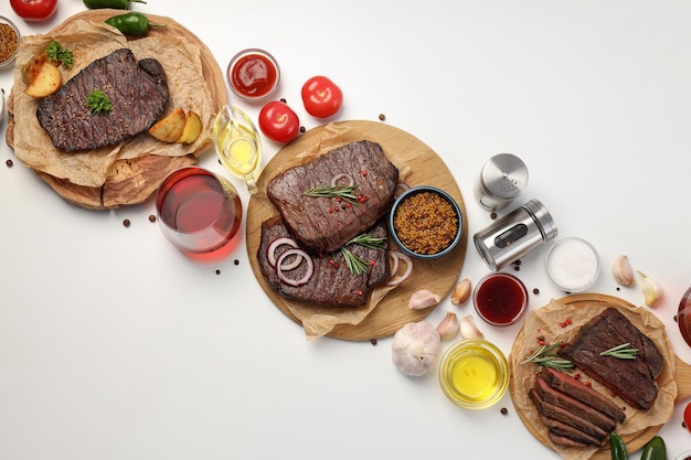 Photo concept de plats savoureux avec des steaks de boeuf, vue de dessus