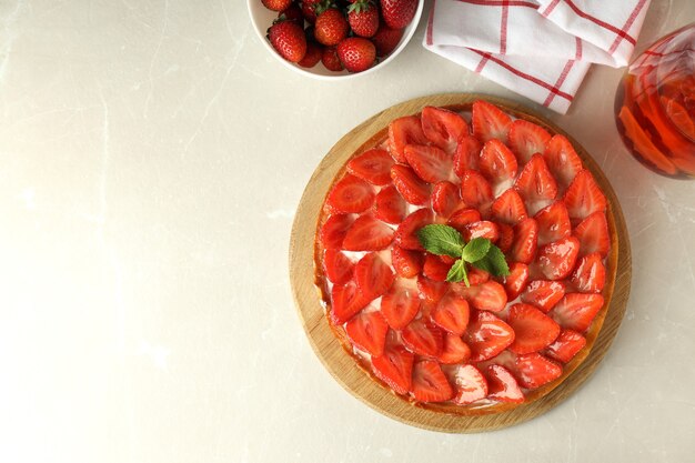 Concept de plats savoureux avec tarte aux fraises, vue de dessus.