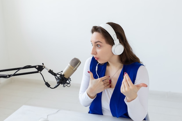 Concept de podcasting, de musique et de radio - femme parlant à la radio, travaillant comme présentatrice.