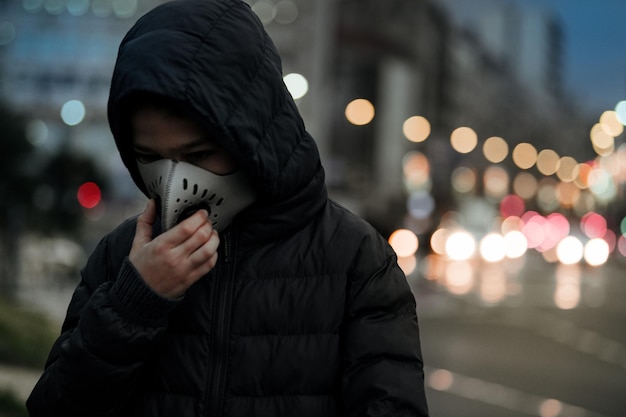 Concept de pollution de l'air jeune avec masque respiratoire dans la ville