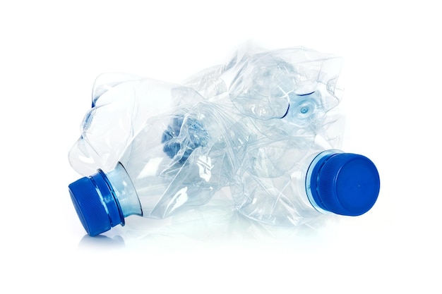 Concept de pollution de l'environnement bouteilles en plastique froissées isolées sur fond blanc en gros plan