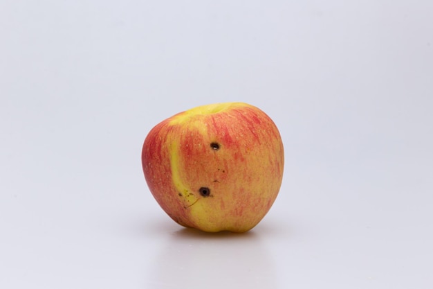 Concept de pomme pourrie rouge mangé par les vers