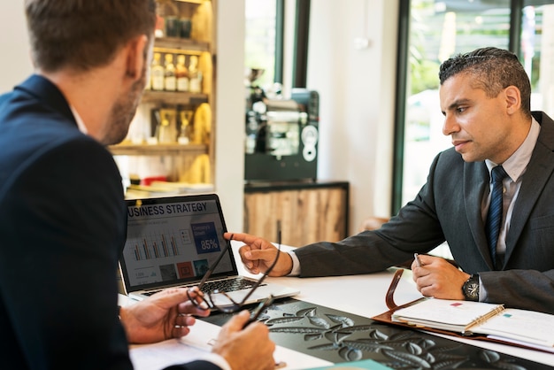 Concept de portable réunion deux hommes d&#39;affaires café