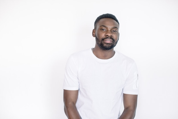 Concept de portrait en studio homme réfléchi. Homme africain, poser, dans, studio