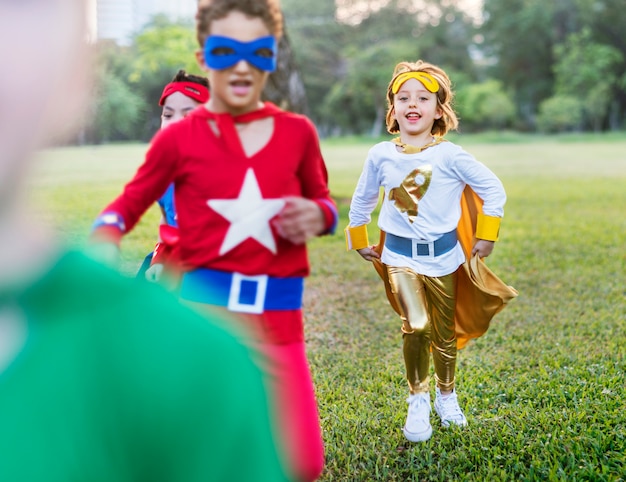 Concept de positivité des enfants joyeux des super-héros