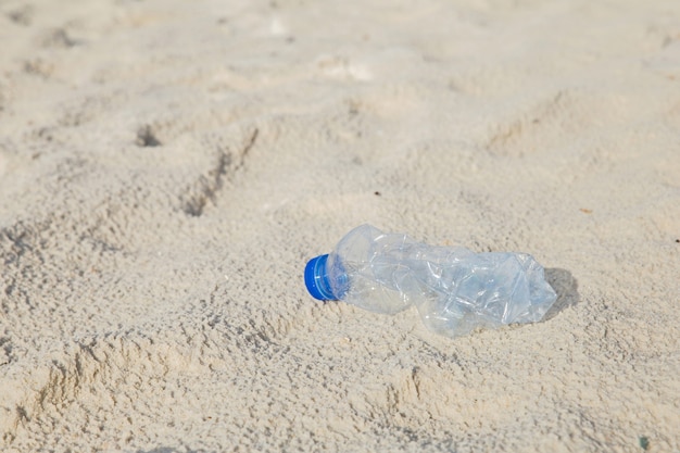 Concept pour la campagne de l&#39;environnement. Bouteille en plastique à la plage.