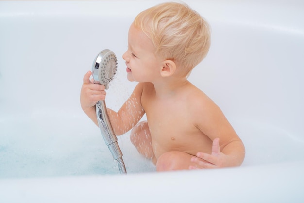 Concept pour les soins de santé et la routine quotidienne Un bébé d'un an se baigne dans une douche