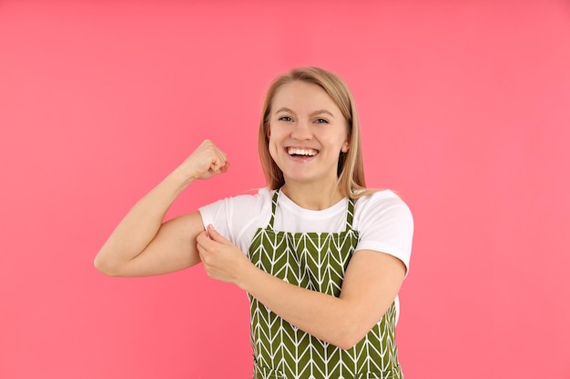 Concept de pouvoir de fille avec jeune femme sur fond rose