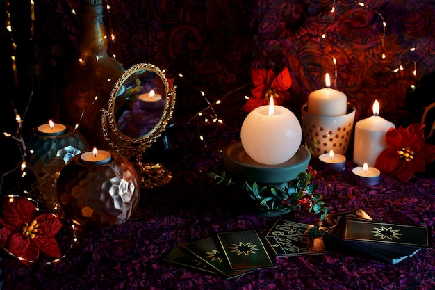 Photo concept de prédictions de divination de noël sur les cartes de tarot et d'autres magies