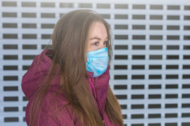 Concept de prévention des maladies virales. Jeune femme solitaire dans un masque de protection médicale lors d'une épidémie de coronavirus.