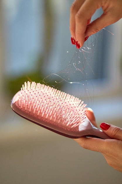 Concept de problème de perte de cheveux, perte de cheveux sur la brosse à cheveux