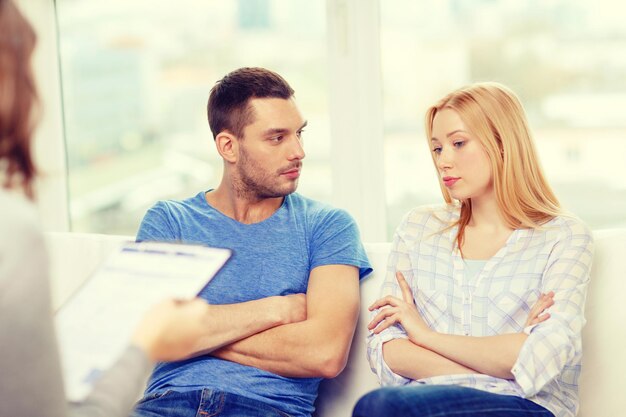 concept de problèmes d'amour, de famille, de phychologie et de relations - jeune couple avec un problème au bureau d'un psychologue