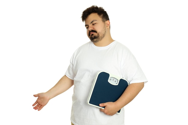 Concept de problèmes de poids jeune gros homme isolé sur fond blanc