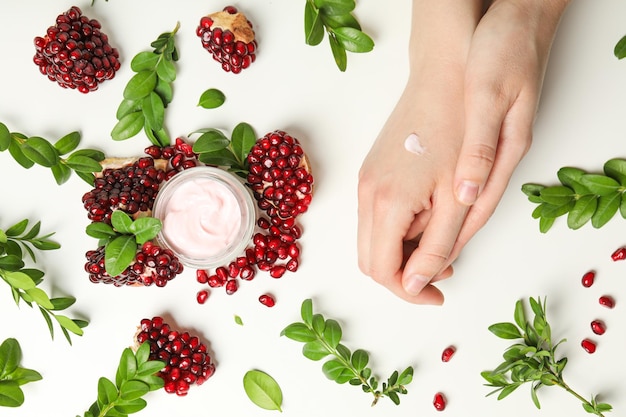 Concept de produits de soins personnels et de soins de la peau, cosmétiques à la grenade